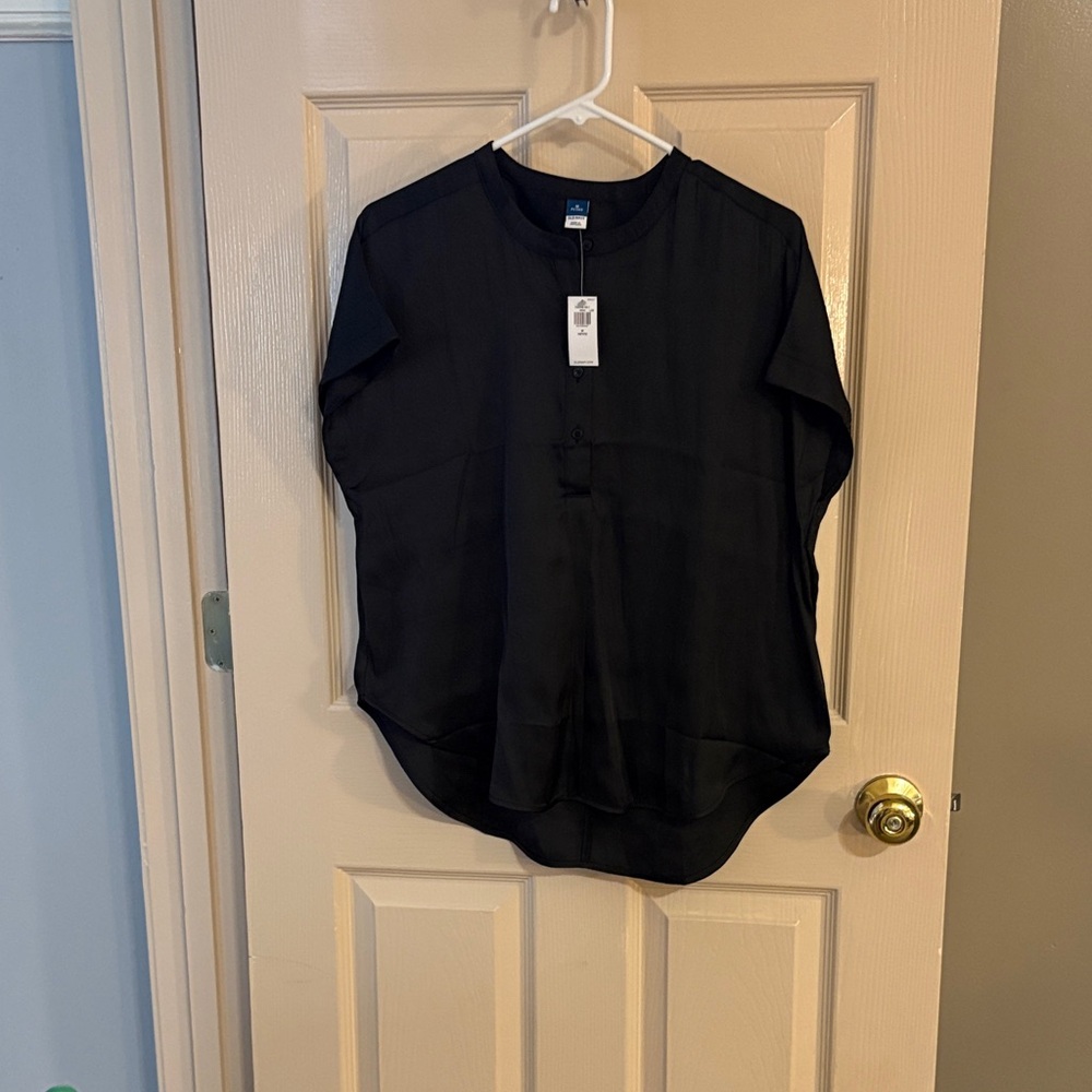 NWT Old navy satin black Henley shirt. Size medium petite.